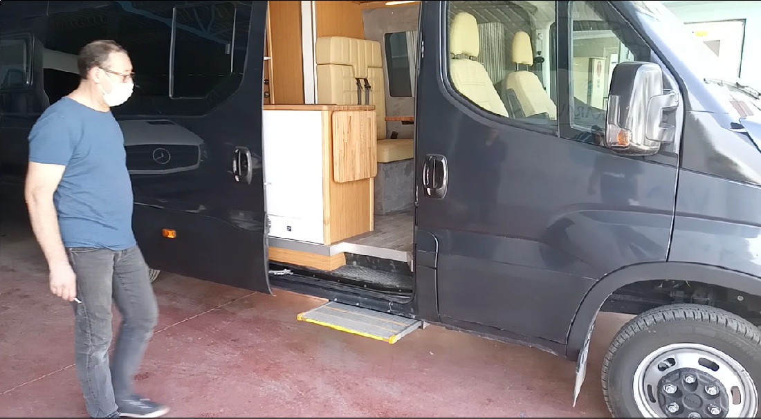 Marchepied latéral électrique en fonctionnement